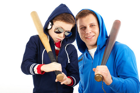 一个男人和一个男孩拿着棒球棍的肖像图片
