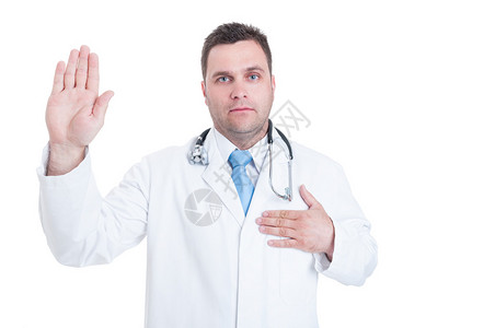 男青年医生或医疗人员宣誓或将希波克拉的誓言隔离在白种背景和广图片