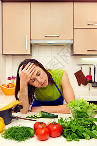 厨房里疲惫的女人图片