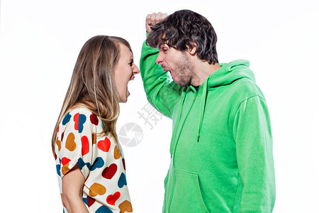 年轻夫妇互相打架和大喊叫图片