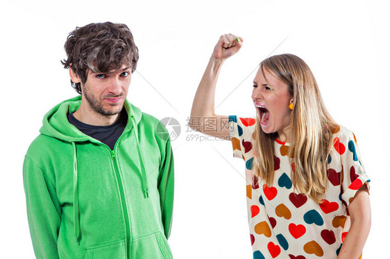 年轻夫妇打架和大喊叫图片