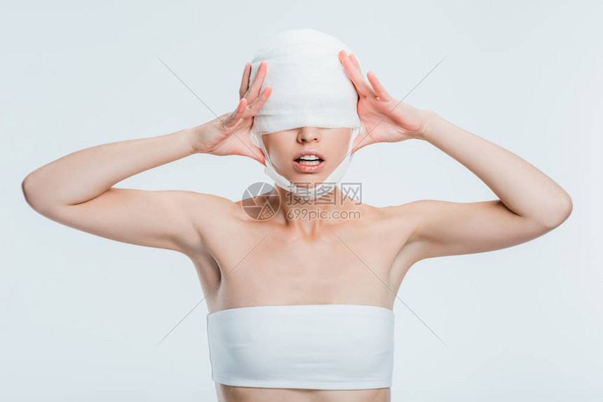 妇女用绷带缠着头部的绷带触摸白边图片