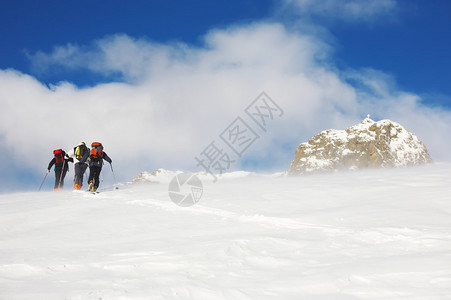 在暴风雪中走到山顶图片