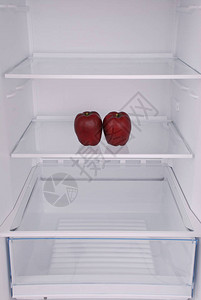 一个苹果在空冰箱里体重减背景图片