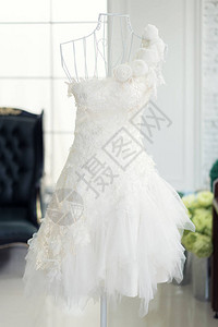 在婚礼工作室的模特身上穿漂亮的婚纱图片