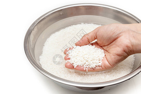 用不锈钢碗里的水洗米图片