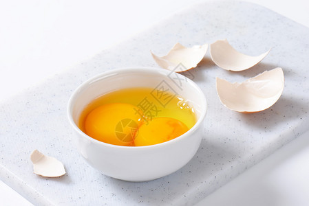 白碗中的新鲜蛋清和蛋黄图片