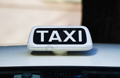 汽车顶部的出租车标志图片