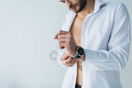 穿白衬衫的帅男子穿着手表在图片