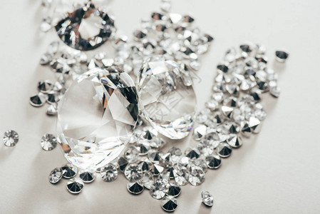 将透明纯大钻石选为白底小方块的背景图片