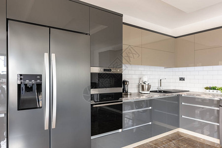 设计完善的现代灰色蜜蜂和白色厨房图片