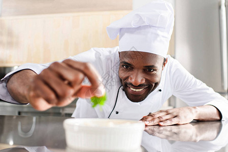 非洲美食厨师在餐厅厨图片