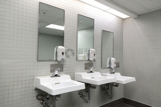 清洁新的公共厕所房间空图片