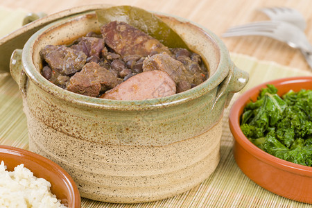 巴西牛肉香肠猪肉和黑豆汤图片