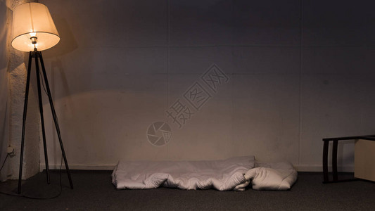 地板上布置的白色床垫背景图片