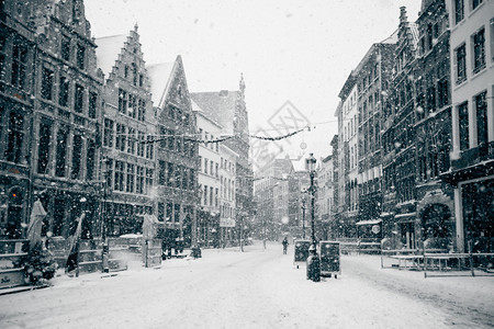 比利时街景图片冬季暴风雪中的安特卫普水平色调图像背景