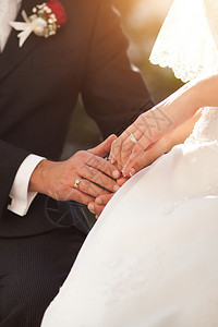 新娘和新郎的手与结婚戒指图片