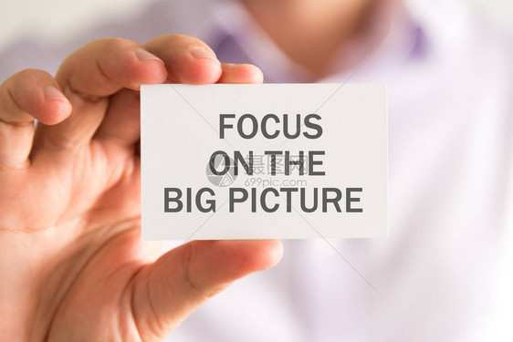 与FOCUS对大图像信息软焦点背景的商业概念图像持有一张卡片的图片