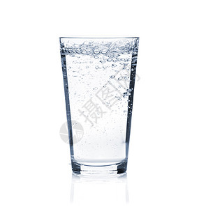 一杯苏打水在白色上孤立背景图片