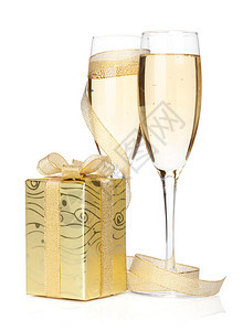 带有金丝带和礼品盒的香槟杯图片