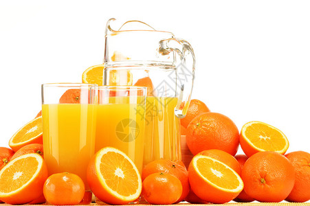一杯橙汁和水果的组合物图片