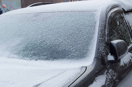 车在冬天被雪覆盖着前窗挡风玻璃和有图片