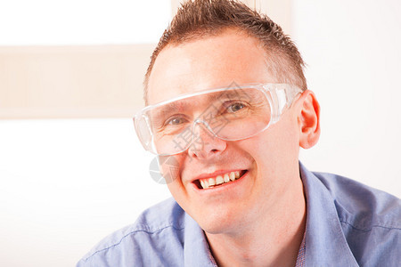 戴防护安全眼镜的人图片