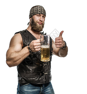 从啤酒杯喝啤酒的胡子人图片