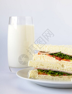 三明治和牛奶杯图片