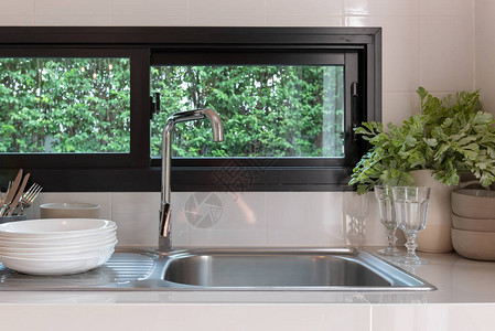 厨房带水龙头的水槽厨房带水槽的现代柜台图片