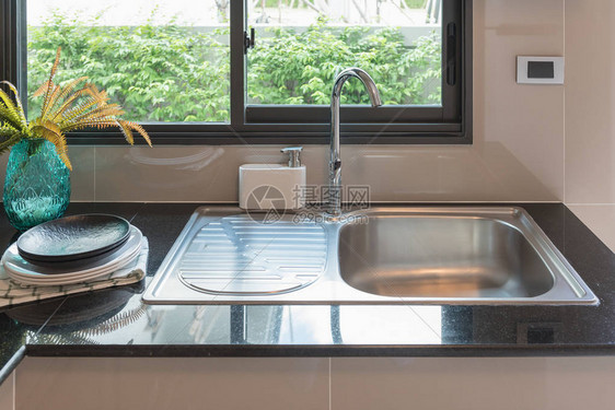 厨房带水龙头的水槽厨房带水槽的现代柜台图片