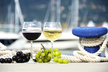 码头上的酒杯和葡萄图片