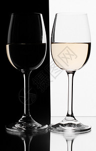 两杯白葡萄酒在图片