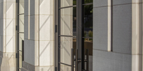 建筑物的反光双玻璃门从建筑物内部近距离拍摄抛光玻璃门外面阳光明媚图片