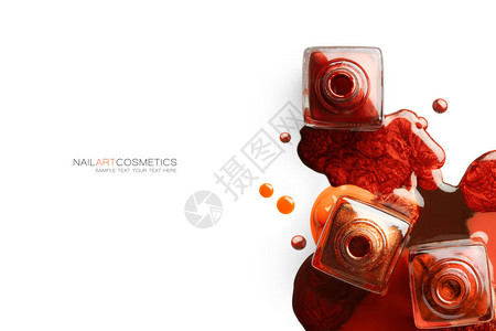 橙色和金属铜指甲油的美术感概念巧妙地洒在三个敞开的瓶子周围背景图片