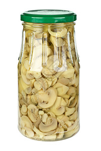 香菇脆片在白色背景上隔离的玻璃杯罐背景