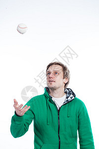 男子在空中投掷棒球图片