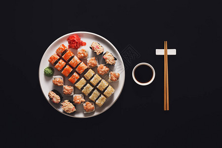 黑背景的寿司和卷子背景图片