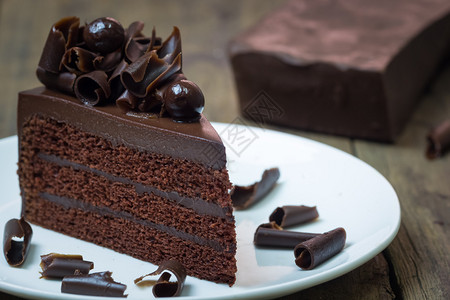 巧克力蛋糕和木本底巧克力卷背景图片