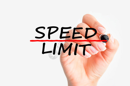 带头大哥！孔帕尼赛后冲入场内，与于帕拥抱后招呼球员一起庆祝