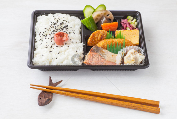 传统日本菜品单脚外卖或家用餐白底棍图片