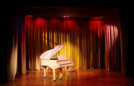 白色三角钢琴和长凳背景图片