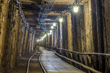 波兰Bochnia的盐矿旧地下道有被污背景