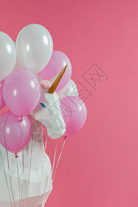 在粉红色和白色气球中的装饰独角兽图片
