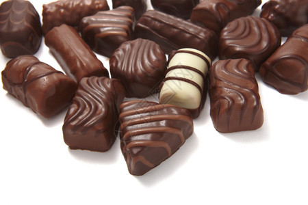 白色背景上的巧克力果仁糖静物图片