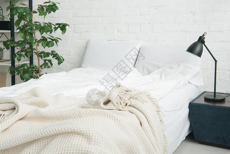 床上有白色的毯子和枕头图片