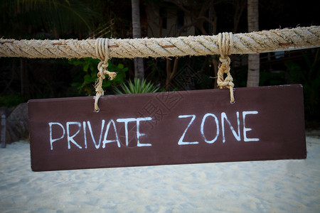 私人区域写在海边的木挂绳上图片