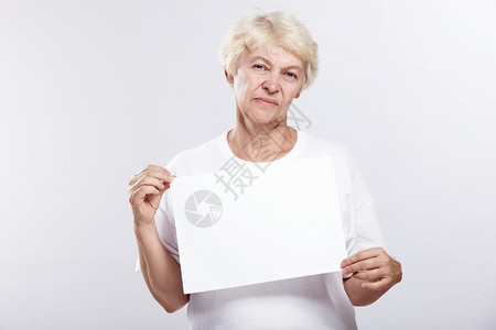 成熟女人对白背景的空盘子不满意因为白色图片