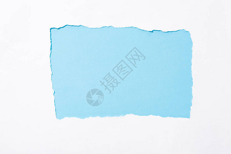 白色撕纸孔中的浅蓝色彩背景背景图片