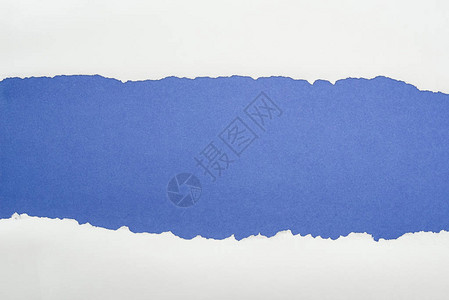 深蓝色背景上带有复制空间的白纹纸背景图片